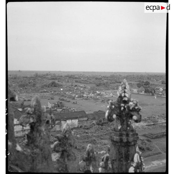 Du haut de la cathédrale de Thaï Binh, vue générale de la ville en ruines.