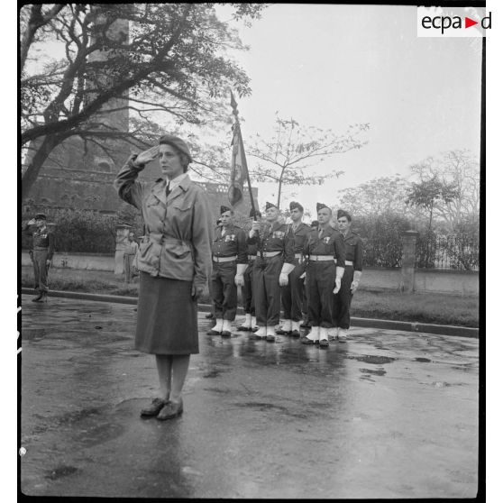 Geneviève Grall, infirmière du GLAP (Groupement léger aéroporté), se tient au garde-à-vous au cours dune prise d'armes à Hanoï.