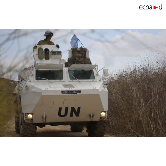 ImagesDfense - Un mitrailleur du 1er RAMa scurise la zone sur un VAB VOA  (vhicule de l'avant blind d'observation d'artillerie) au Sud-Liban.