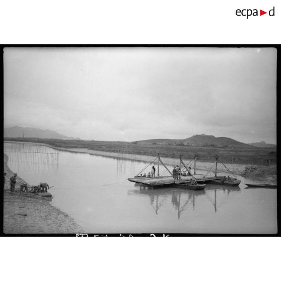 Bac sur la rivière.