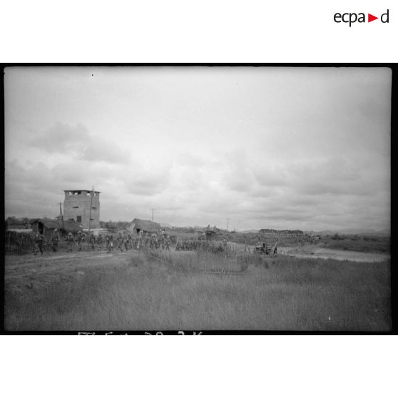 Colonne de soldats au poste de Mao Khe.