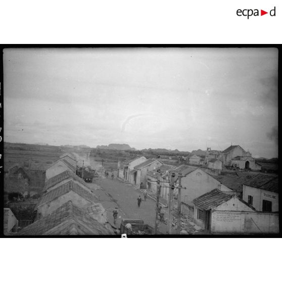 Des soldats dans une rue du village de Mao Khe.