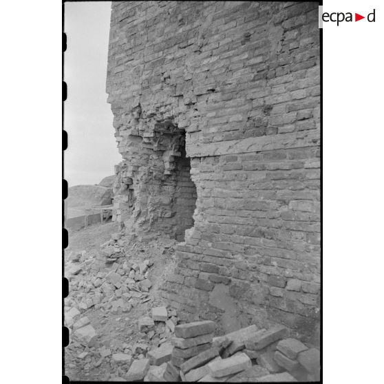 Tour endommagée d'un poste en ruines au Tonkin.
