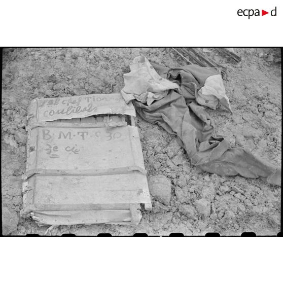 Les effets d'un combattant de la 3e compagnie du 30e bataillon de marche de tirailleurs sénégalais (30e BMTS) gisent sur le sol d'un poste en ruines au Tonkin.