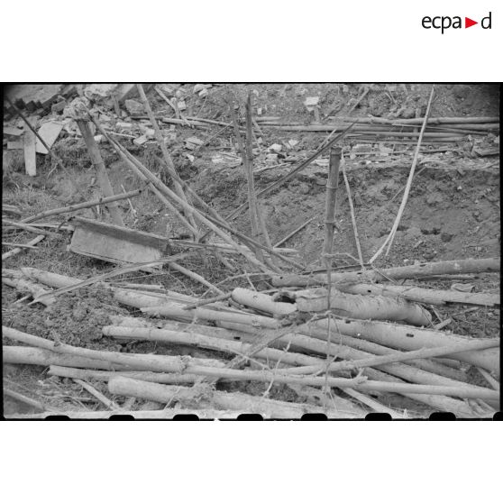 Une malle parmi les décombres d'un poste en ruines au Tonkin.