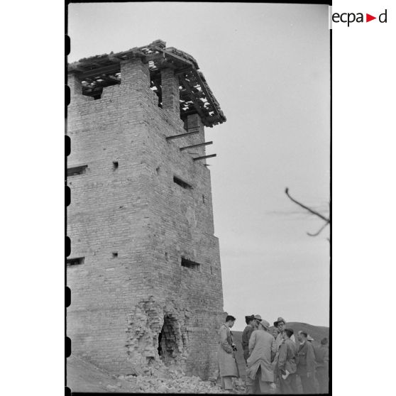 Tour endommagée d'un poste en ruines au Tonkin.