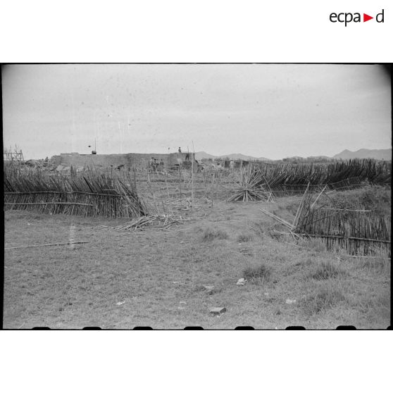 Vue d'un poste en ruines au Tonkin.