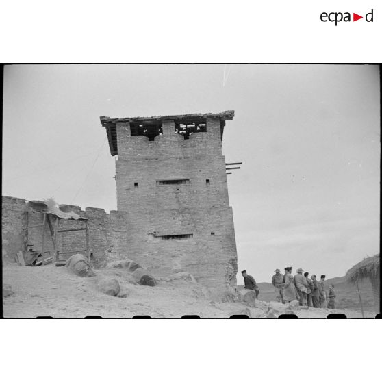 Tour endommagée d'un poste en ruines au Tonkin.