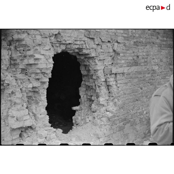 Tour endommagée d'un poste en ruines au Tonkin.