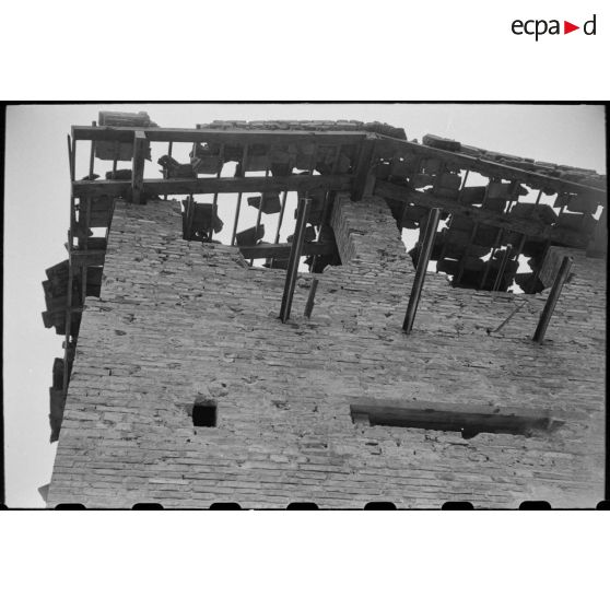 Tour endommagée d'un poste en ruines au Tonkin.