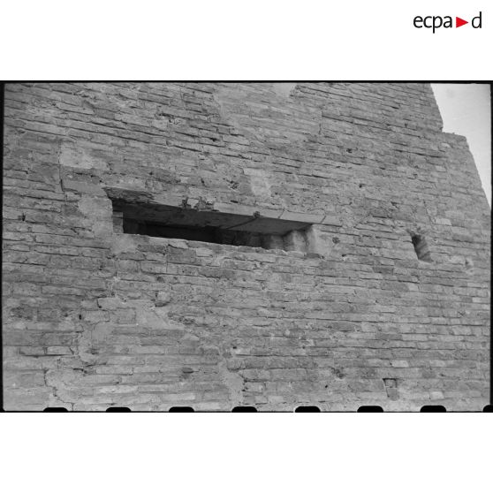 Tour endommagée d'un poste en ruines au Tonkin.