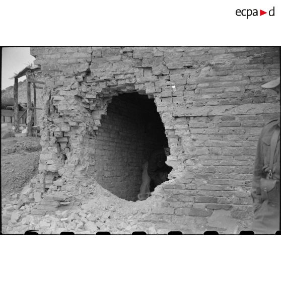 Tour endommagée d'un poste en ruines au Tonkin.