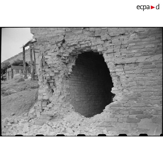 Tour endommagée d'un poste en ruines au Tonkin.