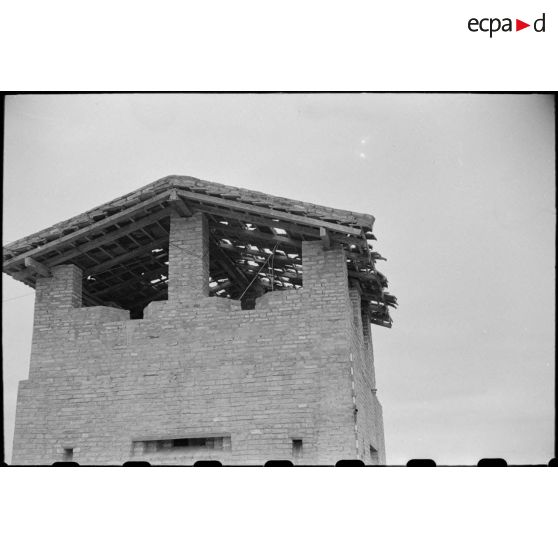 Tour endommagée d'un poste en ruines au Tonkin.