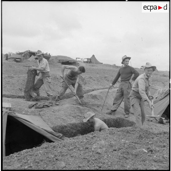 Au village de Dinh Loc, légionnaires au travail, creusant des tranchées.