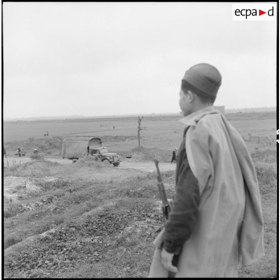 A l'entrée du village de Bac Ninh, surveillance de la route assurée par un soldat.