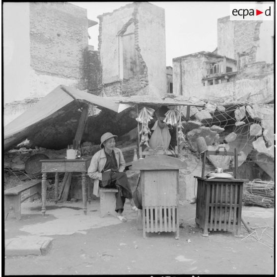Dans les ruines de Ti Cau, le marchand de soupe chinoise devant son petit commerce.