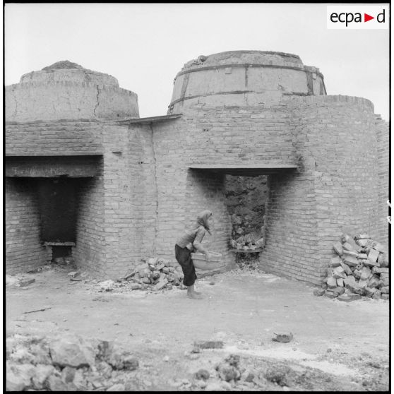 Villageoise devant le four à chaux dans le village de Dap Cau.