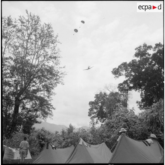 Parachutage sur le village de Chieng Nuoi où le 17e tabor a établi un campement.