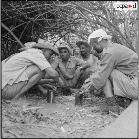 Groupe de soldats du 17e tabor discutant et buvant du café.