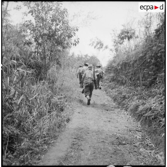 Des éléments du 17e tabor au cours d'une patrouille sur la piste de Laï Chau.