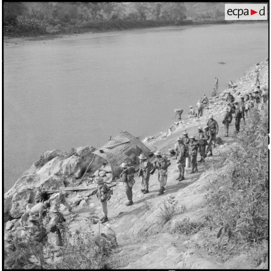 Les hommes du 17e tabor font un arrêt sur les berges de la rivière Nam Na.