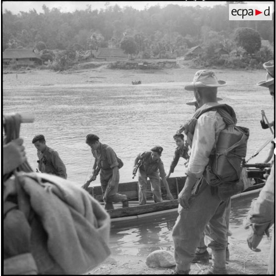 Des partisans thaïs franchissent la rivière Nam Na et rejoignent des goumiers du 17e tabor sur l'autre rive.