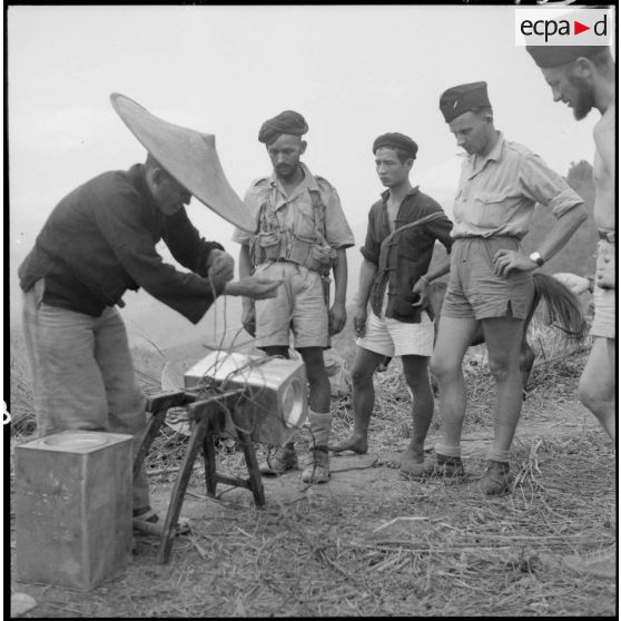 Préparatifs pour le départ du 17e tabor : on selle les bâts.