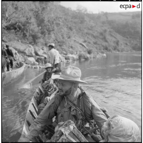 Les hommes du 17e tabor franchissent en pirogue la rivière Nam Na en pays Thaï.