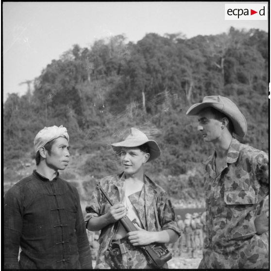 Un partisan thaï et un lieutenant du 8e bataillon de parachutistes coloniaux (8e BPC).
