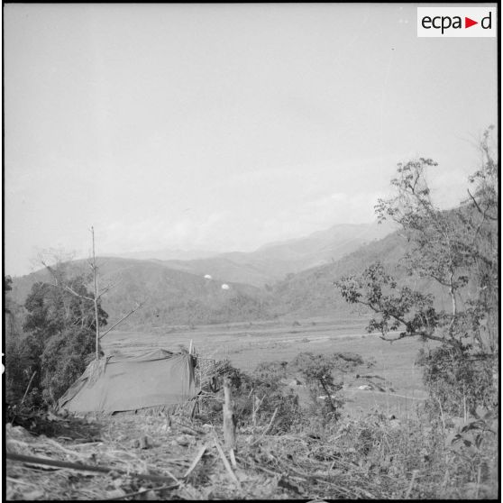 Parachutage sur la dropping zone où est installée le 17e tabor en pays Thaï.
