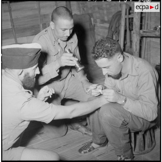 Extraction d'un petit éclat de mortier pratiquée à l'infirmerie sur un goumier du 17e tabor.