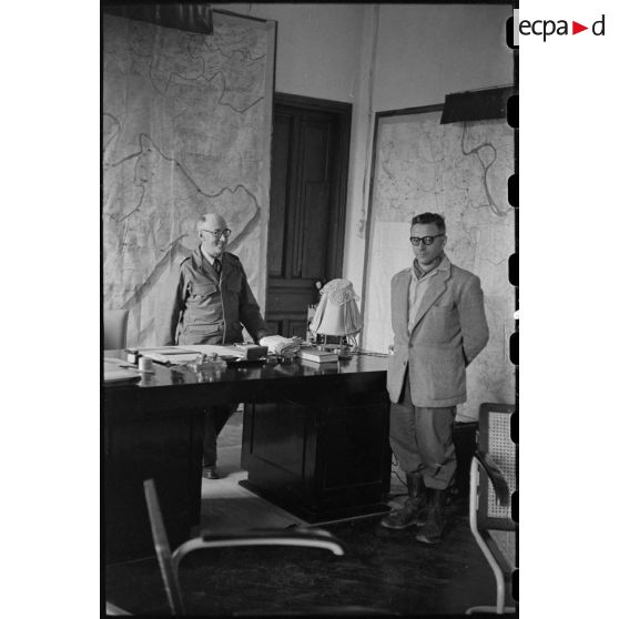 Le colonel Gambiez, debout derrière son bureau.