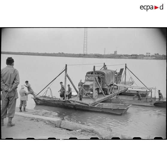 Un GMC traversant la rivière S. Nam Dinh Giang.