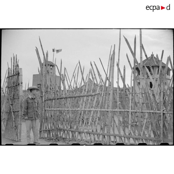 Poste protégé par une palissade hérissée de bambous acérés.