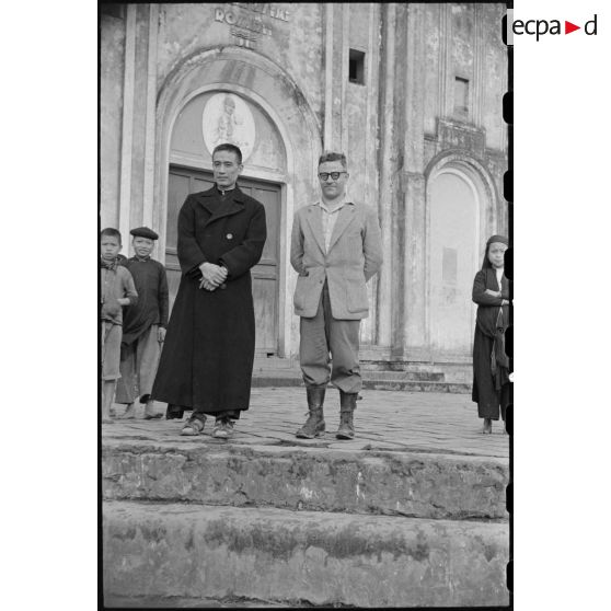 Un prêtre et un civil.