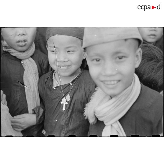 Deux jeunes enfants vietnamiens.