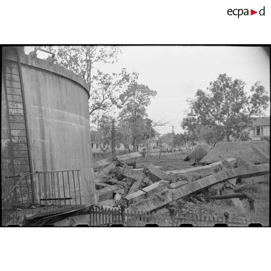 Un château d'eau et un quartier d'une ville de la région de Nam Dinh.