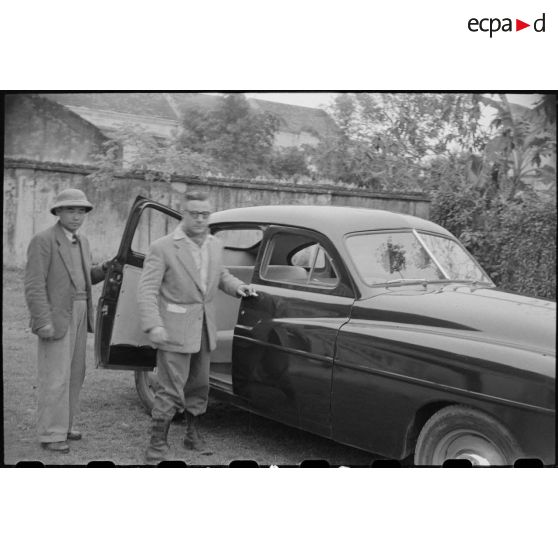 Arrivée en automobile d'un civil.