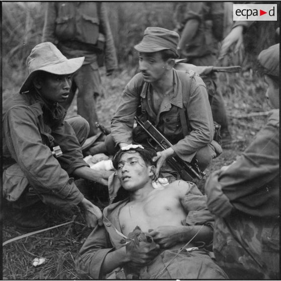 Soins médicaux prodigués aux blessés.