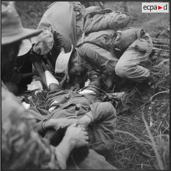 Soins médicaux prodigués aux blessés.
