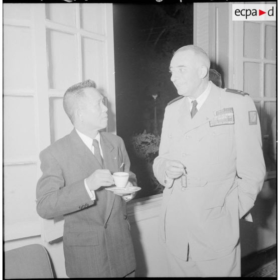 M. Nguyen Van Tam et le général de Linarès.