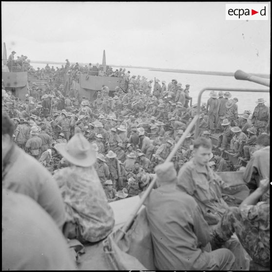 Les troupes franco-vietnamiennes à bord d'un bâtiment de débarquement au cours de l'opération Méduse dans le delta du Tonkin.
