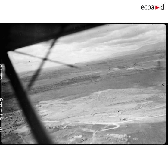 Avion Morane-Saulnier effectuant un vol de reconnaissance au-dessus du delta du Tonkin.