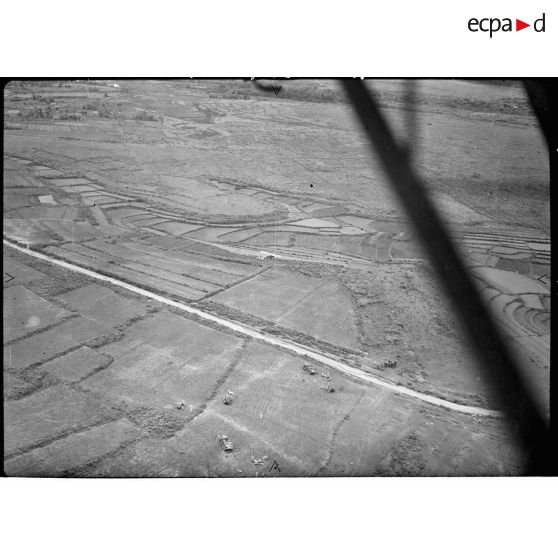 Avion Morane-Saulnier effectuant un vol de reconnaissance au-dessus du delta du Tonkin.