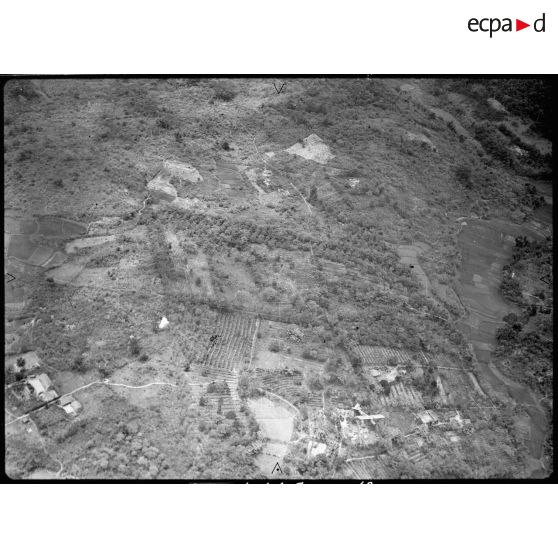 Avion Morane-Saulnier effectuant un vol de reconnaissance au-dessus du delta du Tonkin.