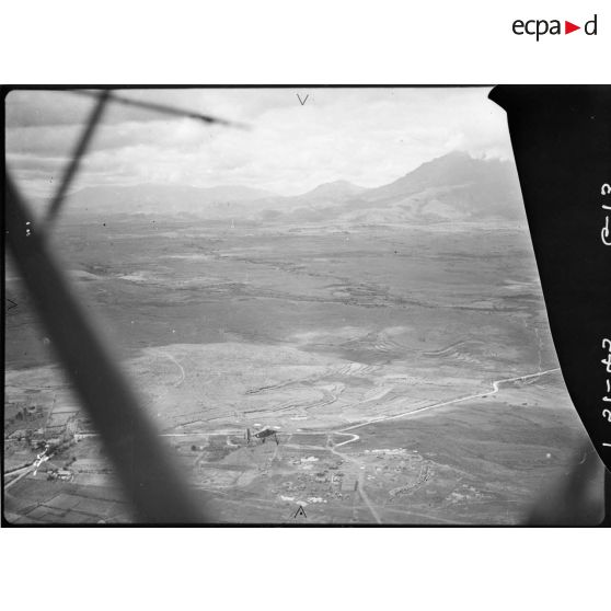 Avion Morane-Saulnier effectuant un vol de reconnaissance au-dessus du delta du Tonkin.