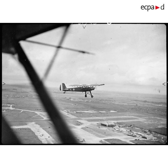 Avion Morane-Saulnier en vol au-dessus de l'aérodrome de Nam Dinh.