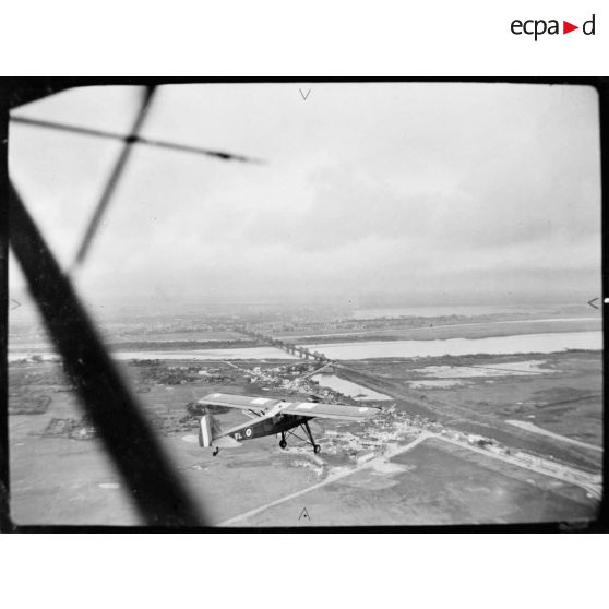 Avion Morane-Saulnier en vol de reconnaissance au-dessus d'Hanoï.
