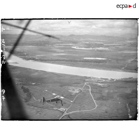 Avion Morane-Saulnier effectuant un vol de reconnaissance au-dessus du delta du Tonkin.